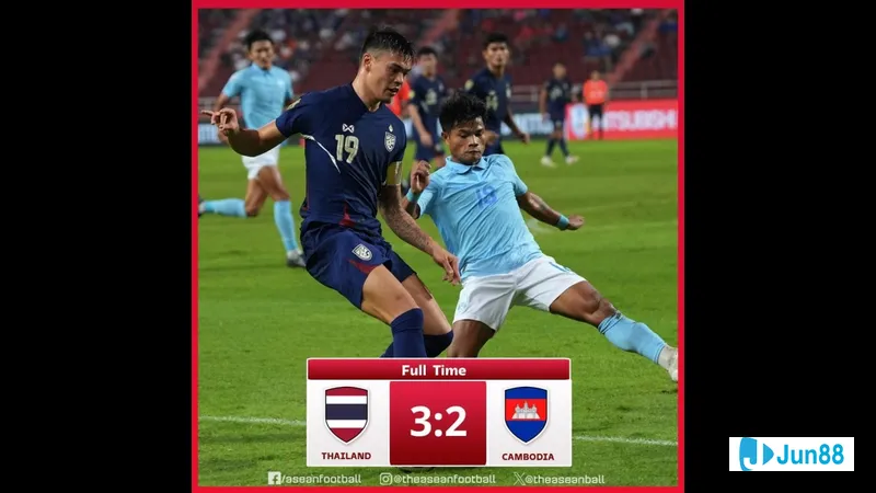 Cầu thủ Belarus U17 với nỗ lực vượt qua phòng ngự của Na Uy U17