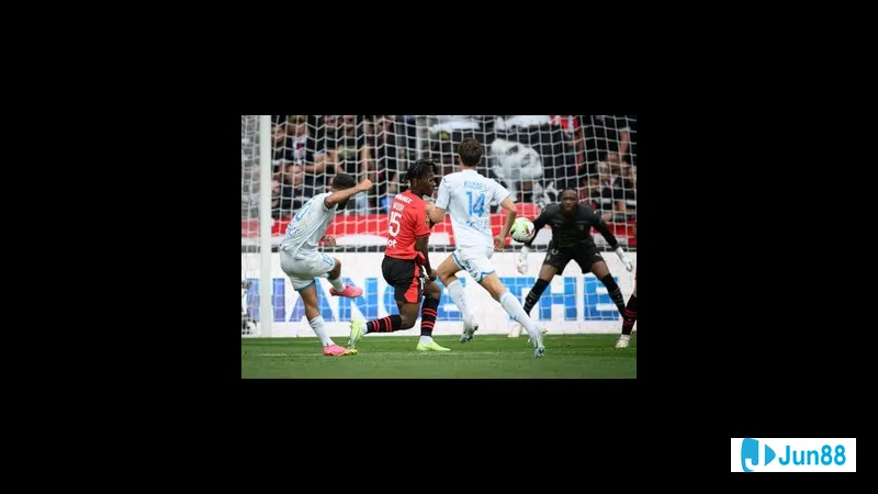 Cầu thủ Le Havre nỗ lực tạo khoảng trống để tấn công trước hàng phòng ngự của Rennes Cầu thủ Le Havre nỗ lực tạo khoảng trống để tấn công trước hàng phòng ngự của Rennes