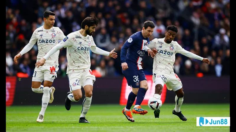 Cầu thủ PSG ăn mừng sau khi ghi bàn vào lưới của đội Lille