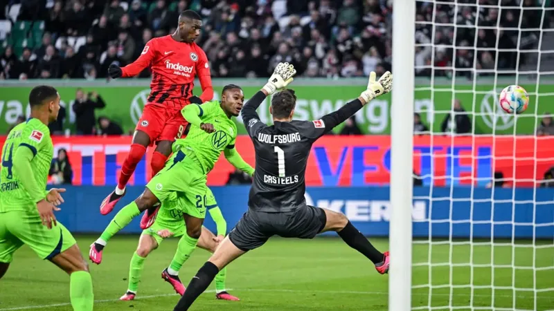 Cầu thủ Frankfurt với sức mạnh và tinh thần quyết tâm vượt qua phòng ngự của Wolfsburg Cầu thủ Frankfurt với sức mạnh và tinh thần quyết tâm vượt qua phòng ngự của Wolfsburg