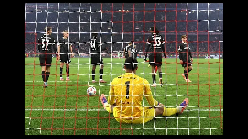 Cầu thủ Freiburg với trang phục đỏ đang tranh chấp bóng với cầu thủ Mainz trong trận đấu. Cầu thủ Freiburg với trang phục đỏ đang tranh chấp bóng với cầu thủ Mainz trong trận đấu.
