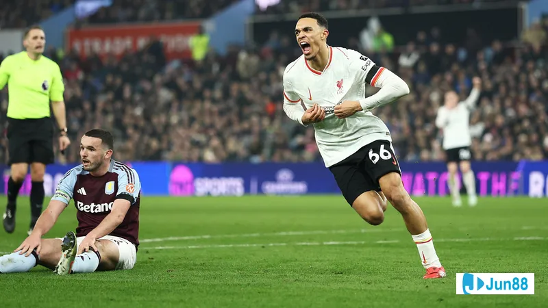 Cầu thủ Liverpool với áo đỏ chạy với bóng trước cầu thủ Aston Villa trong trận đấu Cầu thủ Liverpool với áo đỏ chạy với bóng trước cầu thủ Aston Villa trong trận đấu