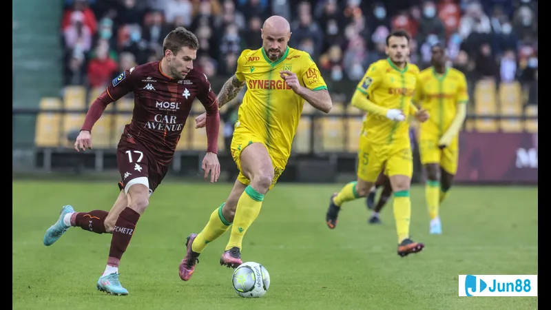 Cầu thủ của Nantes với nỗ lực vượt qua cầu thủ Metz để tiến vào vòng cấm đối phương. Cầu thủ của Nantes với nỗ lực vượt qua cầu thủ Metz để tiến vào vòng cấm đối phương.