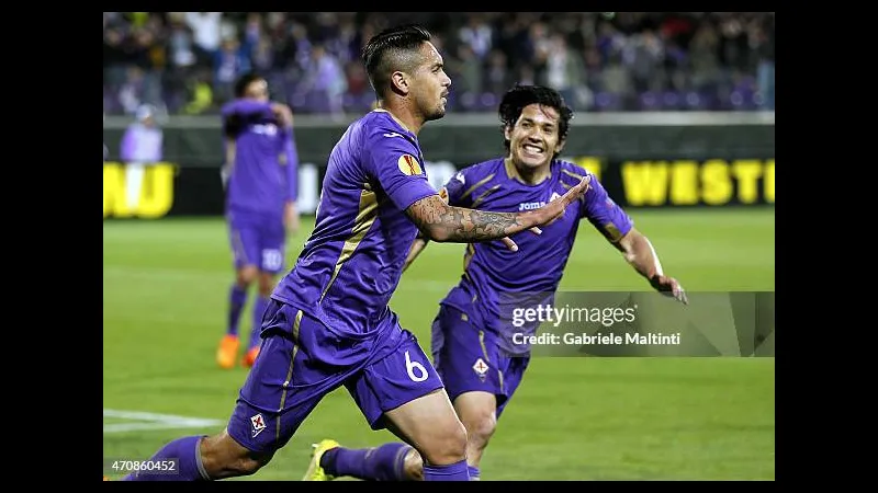 Cầu thủ của Fiorentina dốc sức tấn công trong trận đấu với Dynamo Kyiv Cầu thủ của Fiorentina dốc sức tấn công trong trận đấu với Dynamo Kyiv