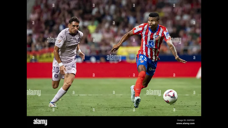 Hậu vệ của Girona dũng cảm chặn đứng cầu thủ Atletico Madrid đang băng qua từ cánh trái. Hậu vệ của Girona dũng cảm chặn đứng cầu thủ Atletico Madrid đang băng qua từ cánh trái.