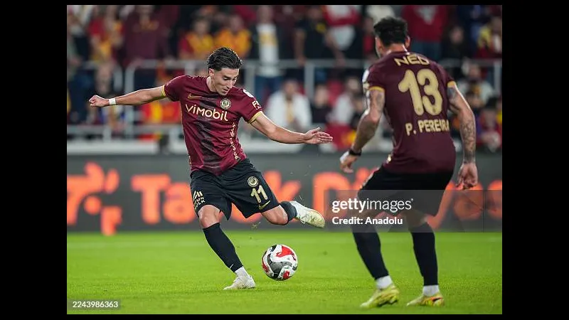 Cầu thủ Kasimpasa với bóng trước áp sát của cầu thủ Genclerbirligi trong trận đấu Cầu thủ Kasimpasa với bóng trước áp sát của cầu thủ Genclerbirligi trong trận đấu