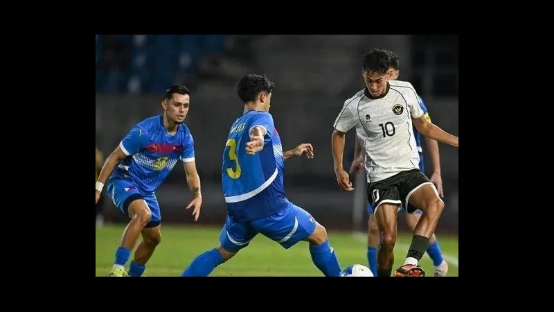Cầu thủ U22 Indonesia dốc hết sức chạy để giành quyền kiểm soát bóng trước cầu thủ U22…