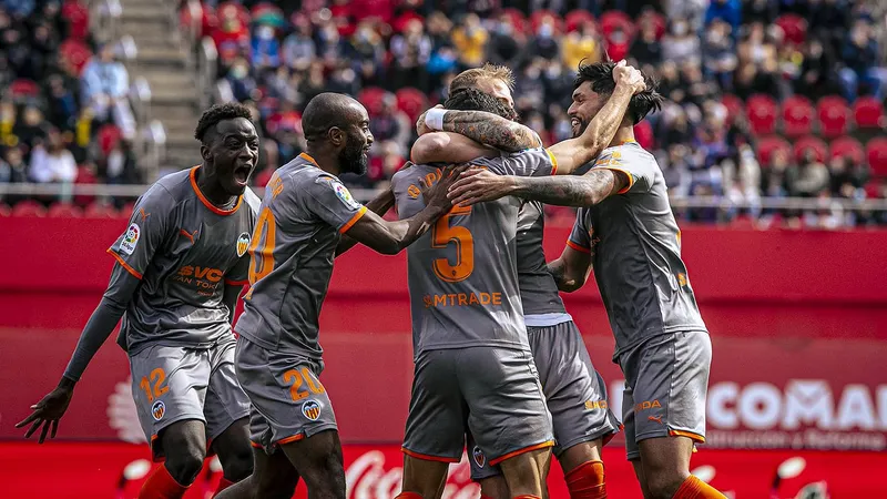 Cầu thủ của Valencia bứt tốc trước áp lực từ hậu vệ Mallorca Cầu thủ của Valencia bứt tốc trước áp lực từ hậu vệ Mallorca