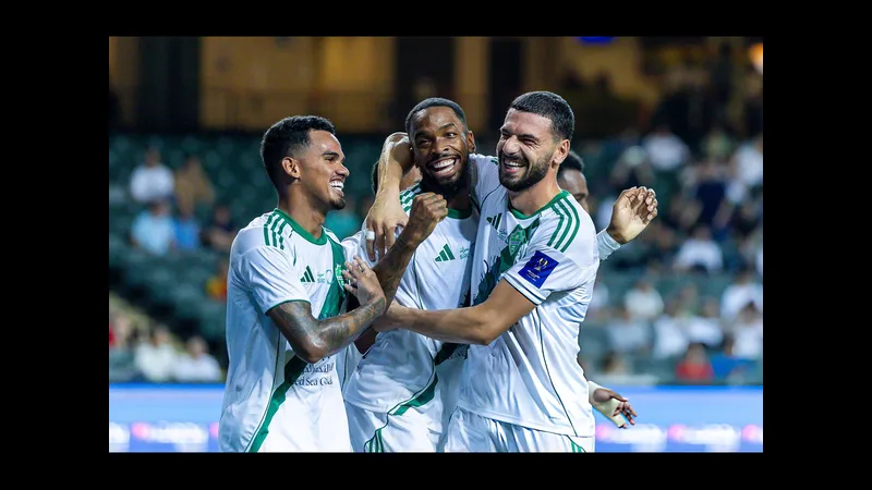 Cầu thủ Al Ahli SC và Al Najma đối diện trên sân cỏ