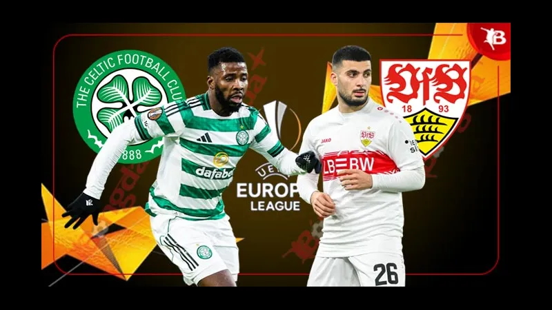 Hai cầu thủ Celtic và Stuttgart tranh chấp bóng trên sân cỏ