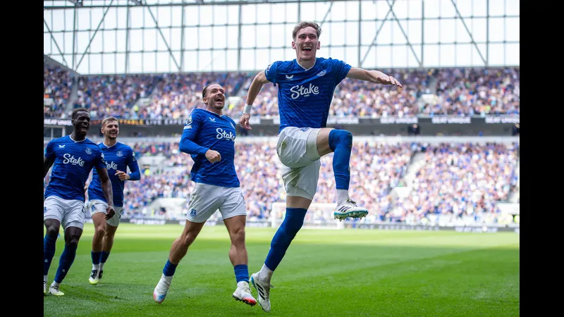 Cầu thủ Everton vượt qua hậu vệ của Bournemouth để tiến gần khung thành
