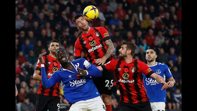 Cầu thủ Everton thực hiện cú sút mạnh mẽ vào khung thành của Bournemouth