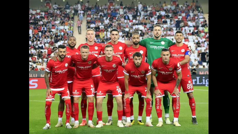Cầu thủ của Kayserispor và Antalyaspor đấu vật để giành quả bóng
