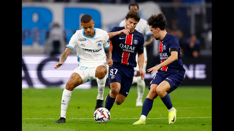 Cầu thủ PSG và Marseille đấu tranh gay gắt trên sân cỏ Cầu thủ PSG và Marseille đấu tranh gay gắt trên sân cỏ