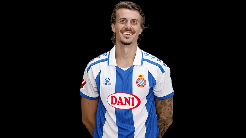 Cầu thủ Villarreal và Espanyol tranh chấp bóng trên sân - Thông tin lực