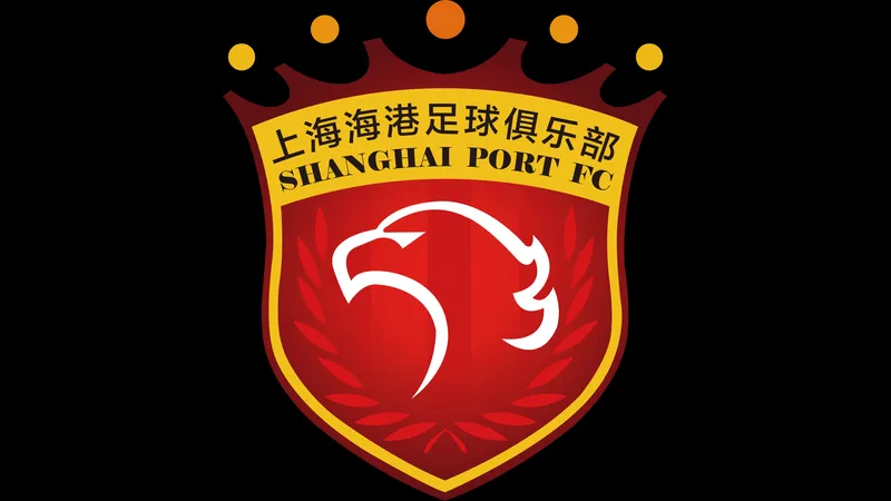 Cầu thủ Dalian Yingbo và Shanghai Port tranh chấp bóng trên sân Cầu thủ Dalian Yingbo và Shanghai Port tranh chấp bóng trên sân