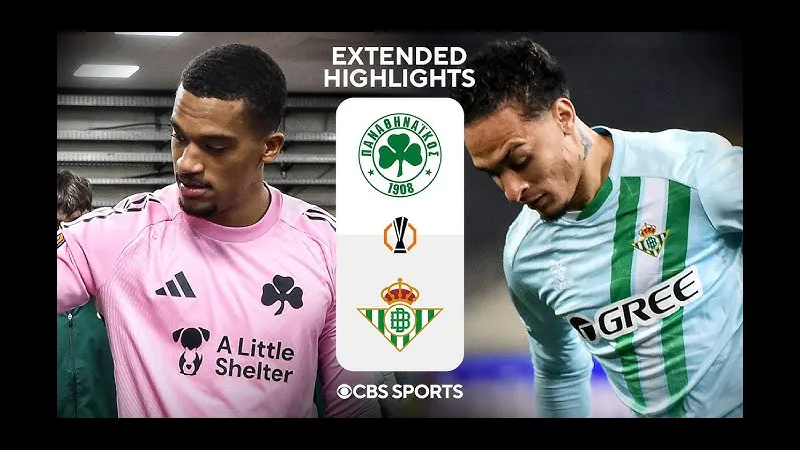 Cầu thủ Real Betis và Panathinaikos tranh chấp bóng trên sân